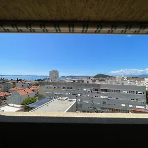 Sunny Corner Apartment Split