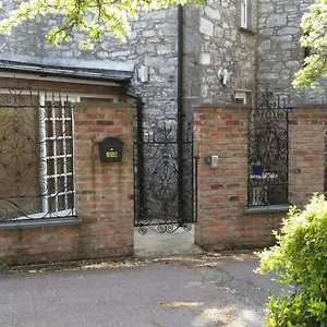 Historic Hideaway In City Centre Apartment